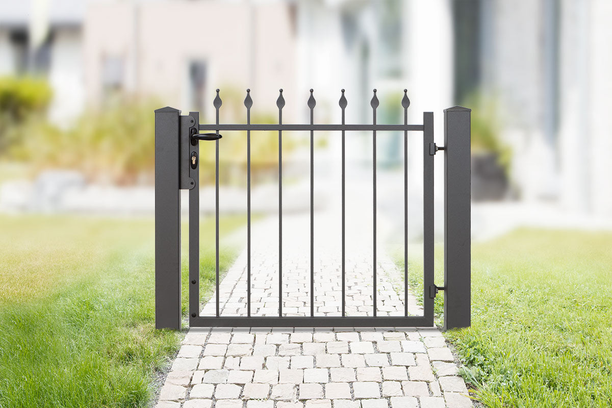 Gartentor Residenzen premium BERLIN, an einem gepflasterten Gartenweg