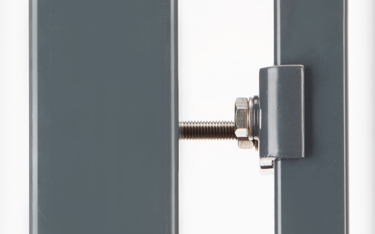 Detail Verschraubung zwischen Torflügel und Pfosten am VARIO compact