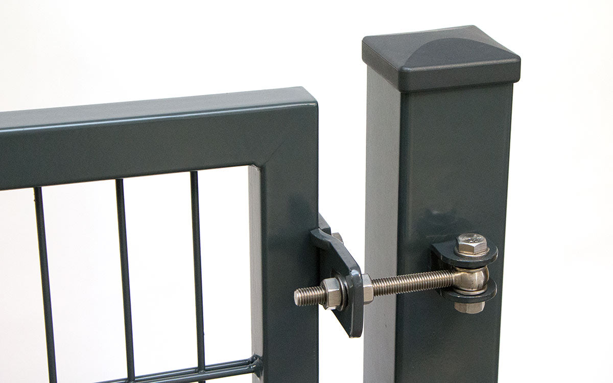 Detail Torpfosten mit Kappe und Torband am Gartentor VARIO compact