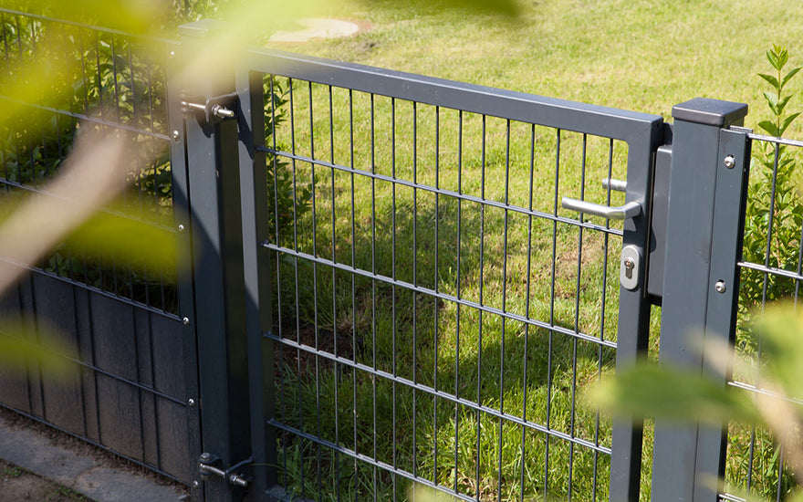 Gartentor VARIO compact im Garten, Ansicht von der Scharnierseite
