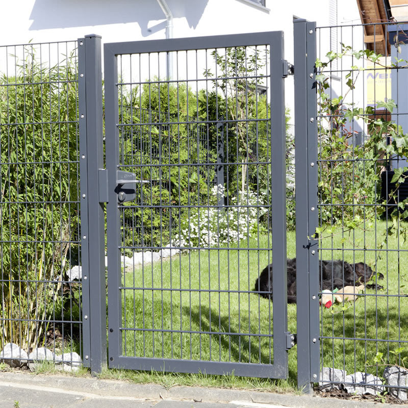 Gartentor VARIO trend S anthrazit als Eingang in einer Hecke