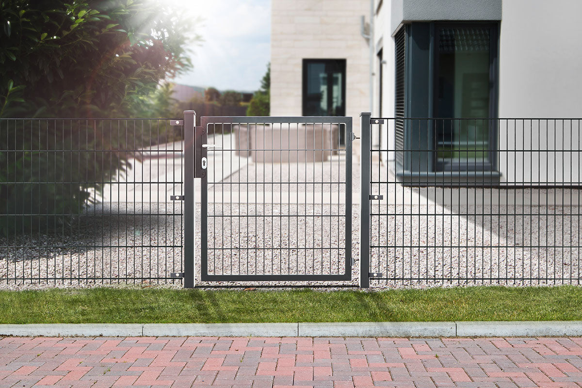 Gartentor VARIO uno im Doppelstabmattenzaun vor einem Wohnhaus