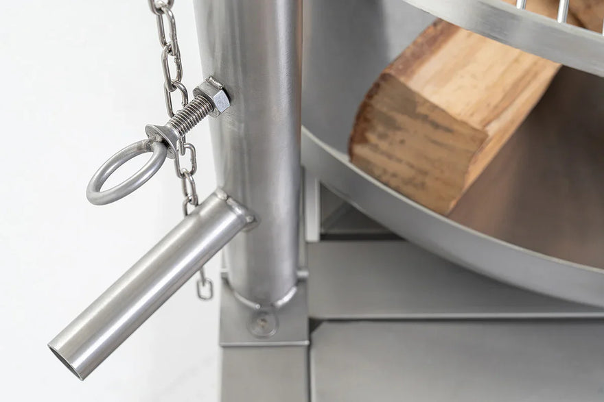 Detailansicht Edelstahl Schwenkgrill mit Kette, Griff und Holzscheit