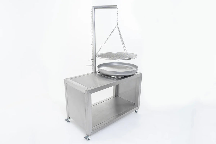 Schwenkgrill aus Edelstahl mit höhenverstellbarem Grillrost, Tisch und Rollen, freigestellt