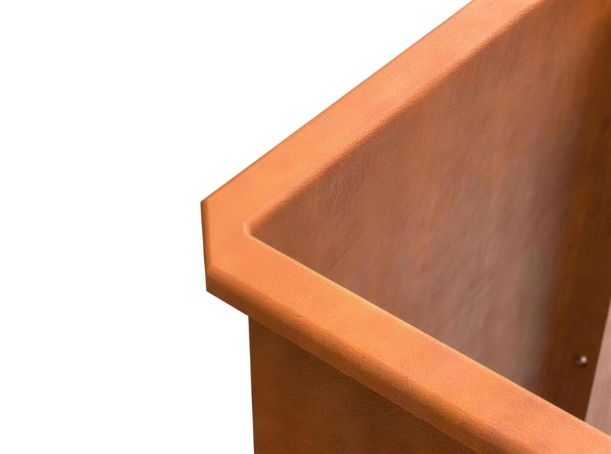 Detailansicht der nach außen gekanteten Schneckenschutz-Oberkante 35 x 20 mm am Cortenstahl Hochbeet – überhängende Kante als mechanische Barriere