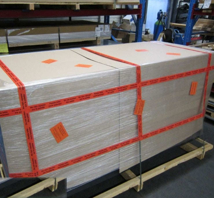 Versandfertig verpacktes Cortenstahl Hochbeet: Kartonage, Stretchfolie und Warnband auf Holzpalette für den Speditionsversand
