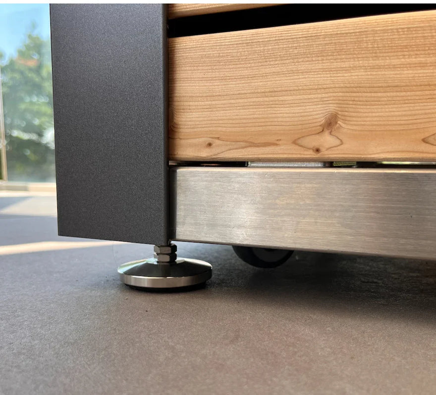 Detailansicht eines Hochbeets aus Metall und Holz mit höhenverstellbarem Stellfuß