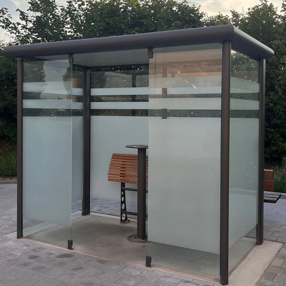 Glasüberdachte Raucherkabine mit Bank