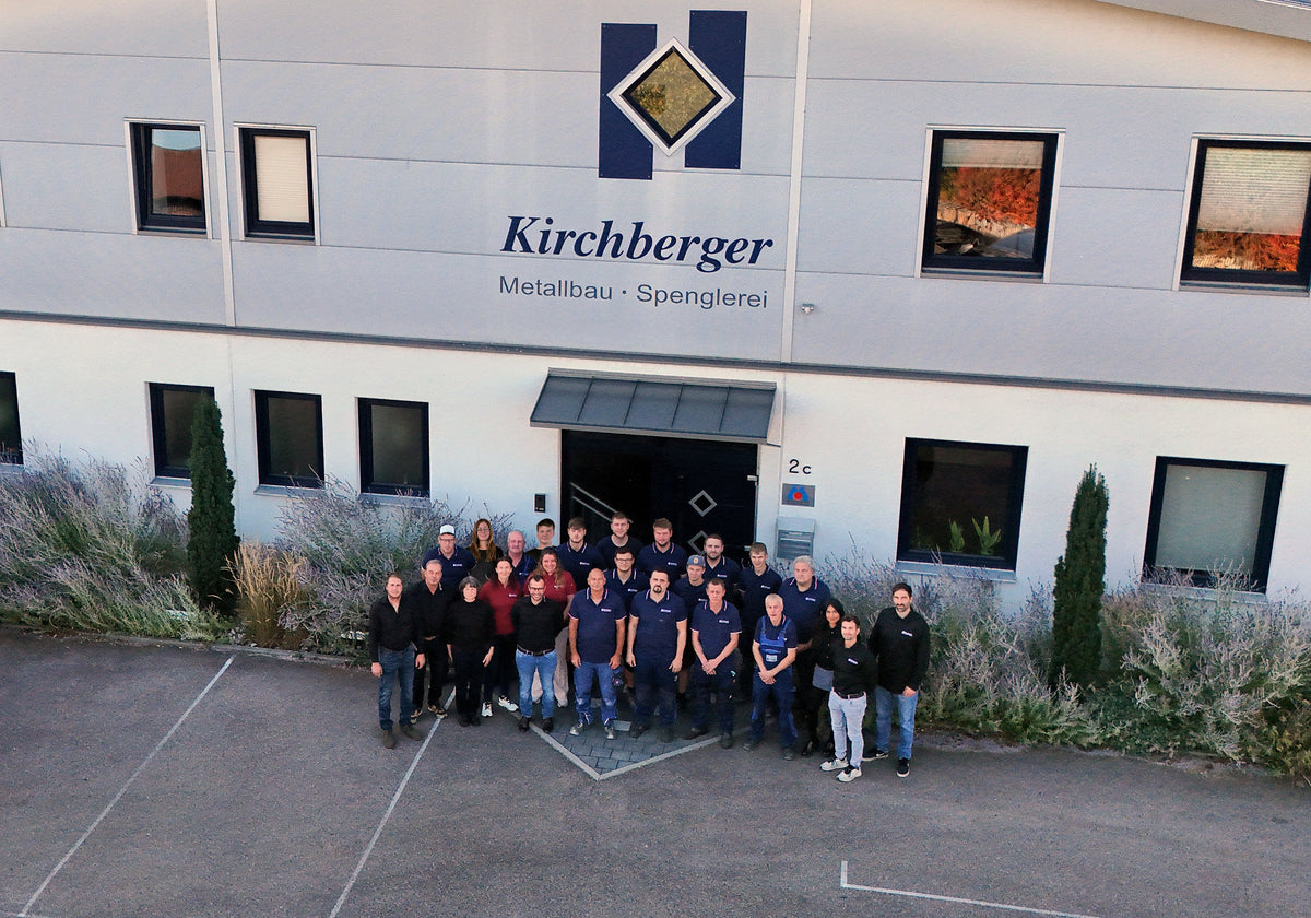 Das Team von Kirchberger Metall vor dem Firmengebäude in Seebarn bei Neunburg vorm Wald in der Oberpfalz