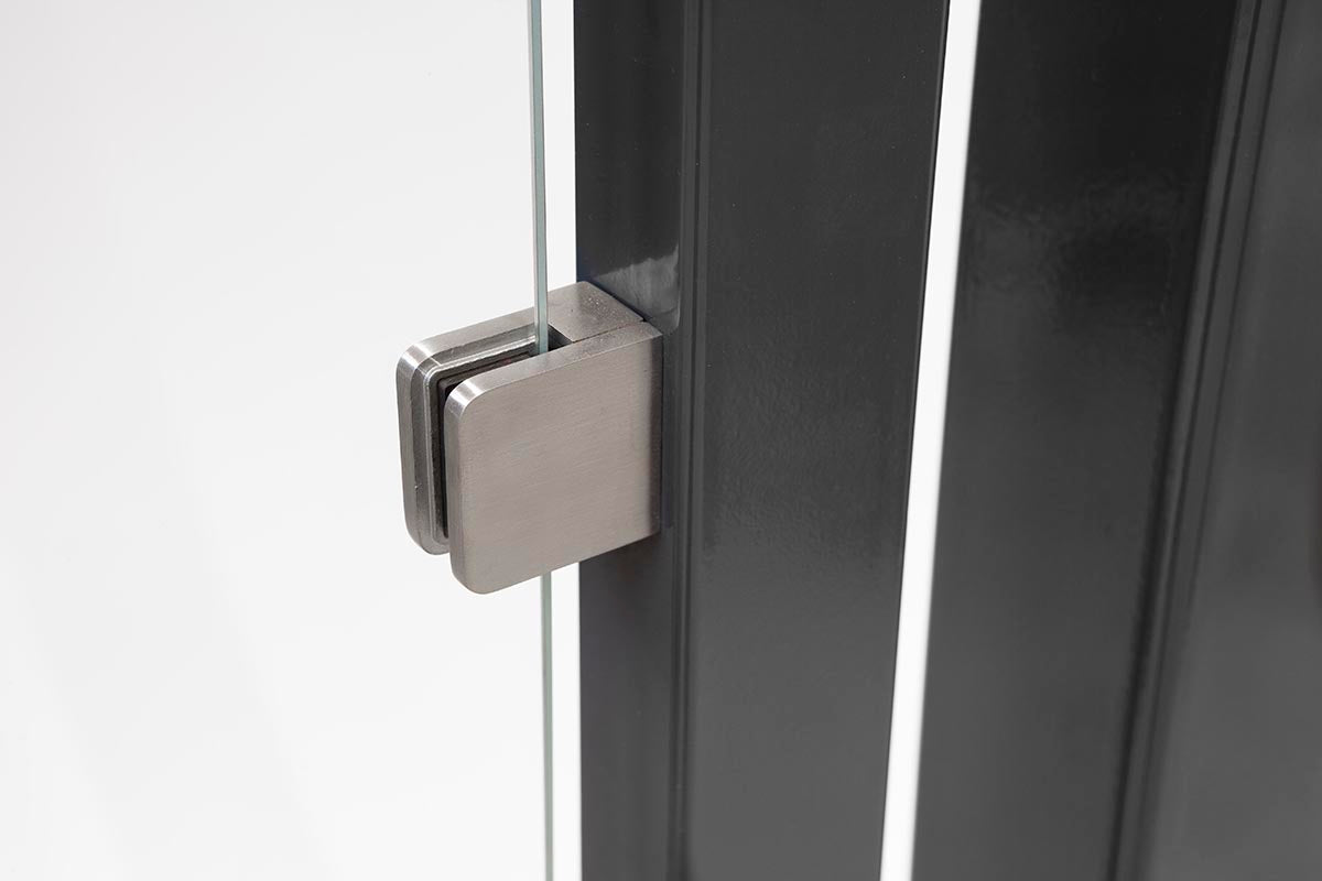 Klemmhalter VARIO flex mit eingesetzter Füllung am Torrahmen
