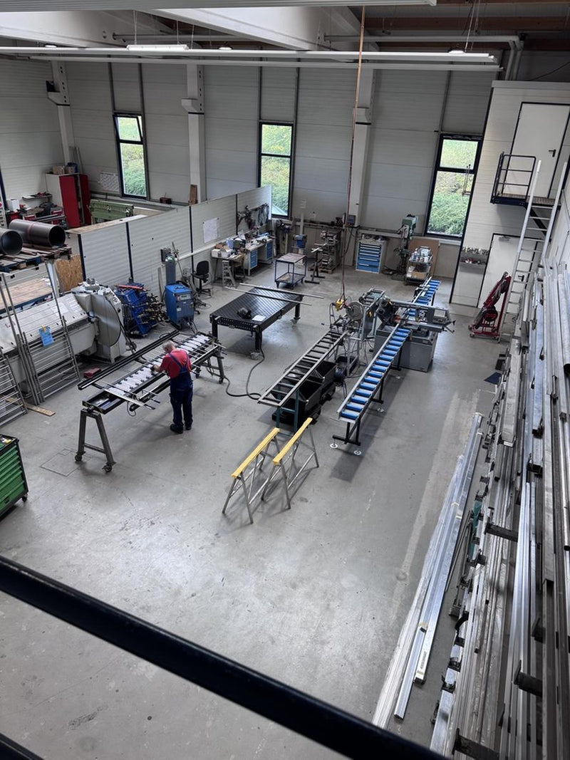 Mitarbeiter an der Säge in der eigenen Fertigungshalle