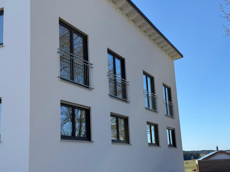 Französische Balkone aus Edelstahl an der Fassade eines Mehrfamilienhauses