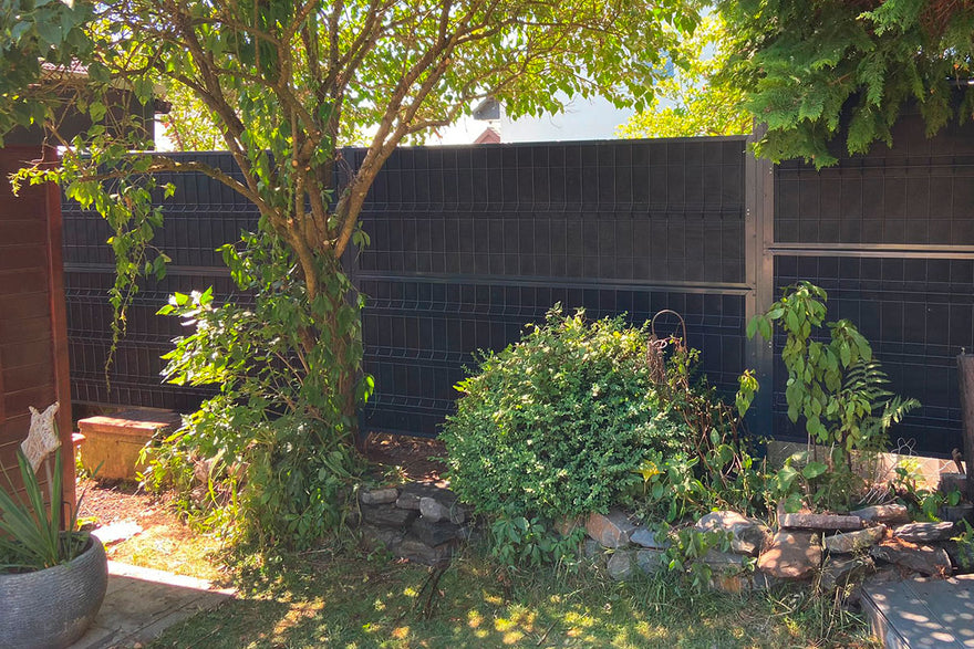 Lärmschutzzaun eco im Garten mit Pflanzen