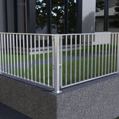 Metallzaun Modell Basic feuerverzinkt auf Gartenmauer mit aufgeschraubten Pfosten