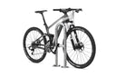 Fahrrad an stabilem Metall-Fahrradständer mit Diebstahlschutz, Einzelplatz, isoliert