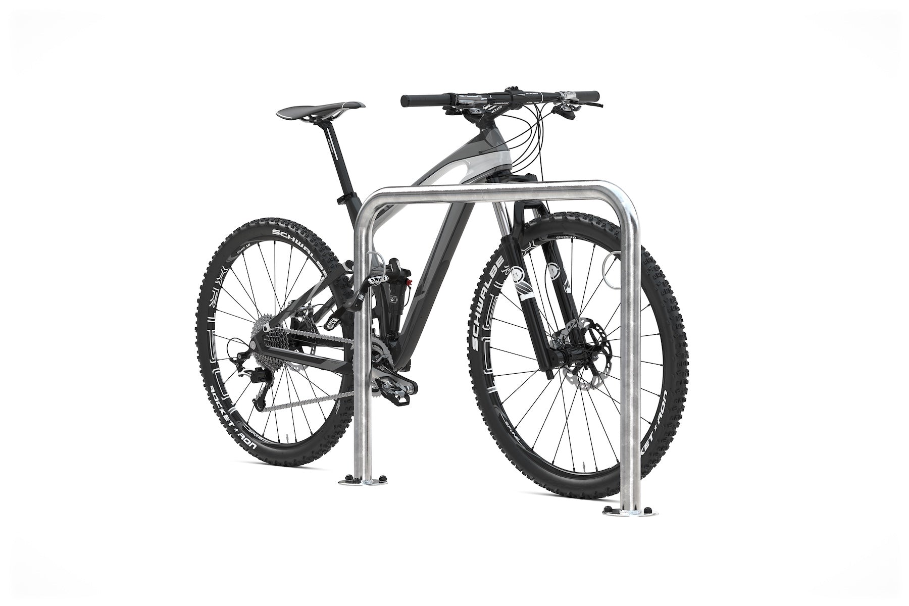 Robuster Fahrradständer aus Metall mit Mountainbike, freistehend auf weißem Hintergrund