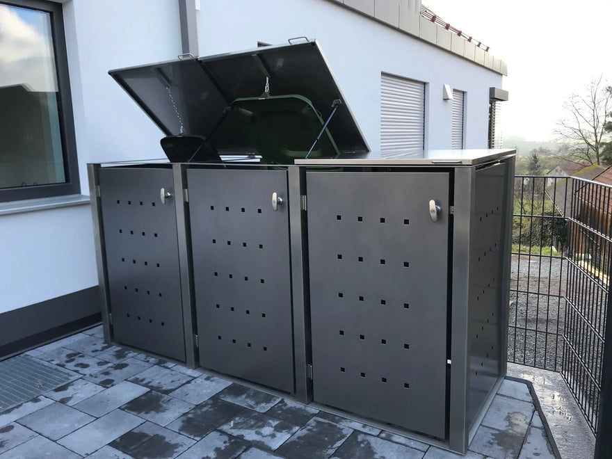 Mülltonnenbox aus Edelstahl für drei Tonnen, modern, grau, auf einer Terrasse