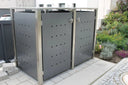 Moderne Mülltonnenbox aus Metall für 2 Tonnen, grau, wetterfest, auf Gehweg neben Garten
