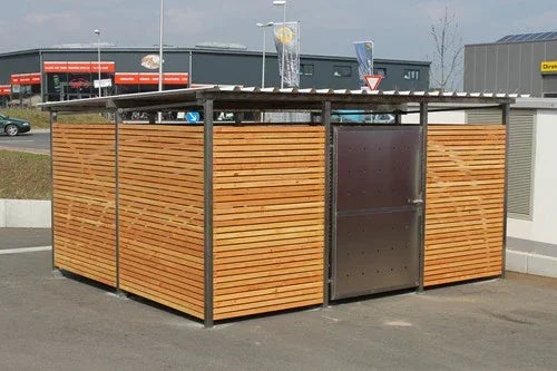 Modernes Mülltonnenhaus aus Metall und Holz, abschließbar, auf Parkplatz aufgestellt