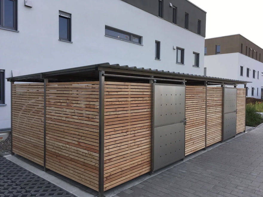 Modernes Mülltonnenhaus aus Holz und Metall mit Flachdach vor Wohngebäude