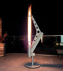Moderne Pellet-Feuersäule für Terrasse, nachts beleuchtet, aus Metall, Outdoor-Deko