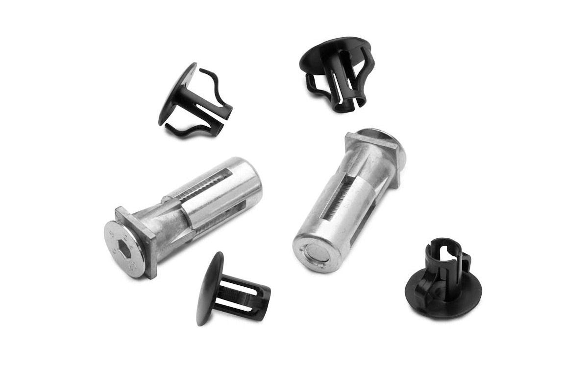 Quick-Fix-Set mit zwei Spreizdübeln und zwei Schrauben für Torbeschläge
