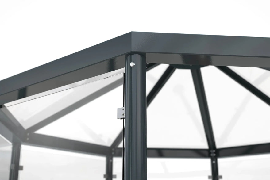 Detailaufnahme einer stabilen Metall-Raucherkabine mit Glasdach und pulverbeschichtetem Rahmen