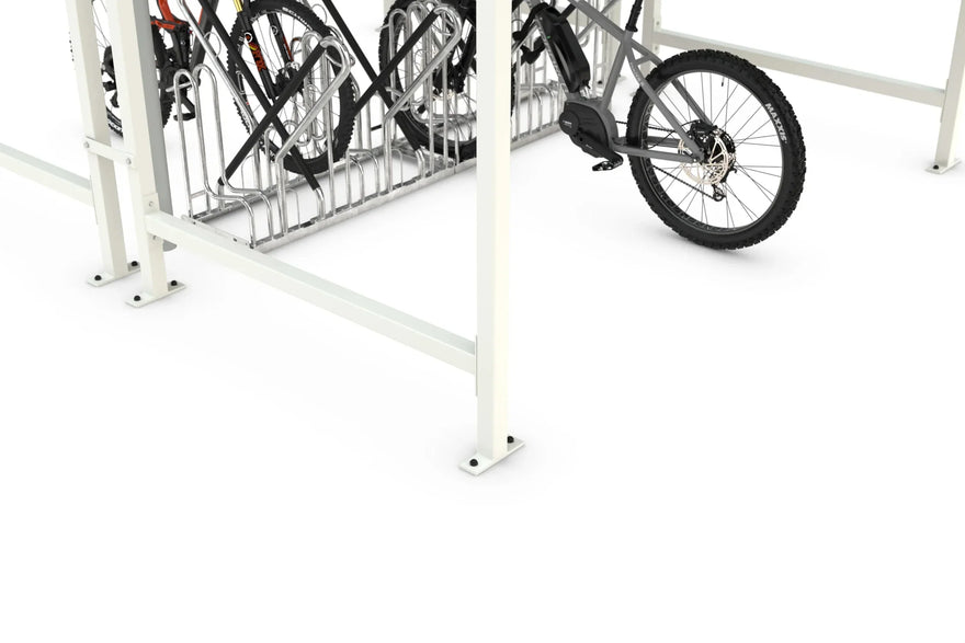 Detail Metall Fahrradunterstand mit Fahrradständern und befestigten Fahrrädern auf weißem Hintergrund