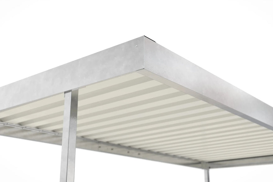Detail verzinkter Metall Raucherunterstand mit Flachdach und Trapezblechüberdachung