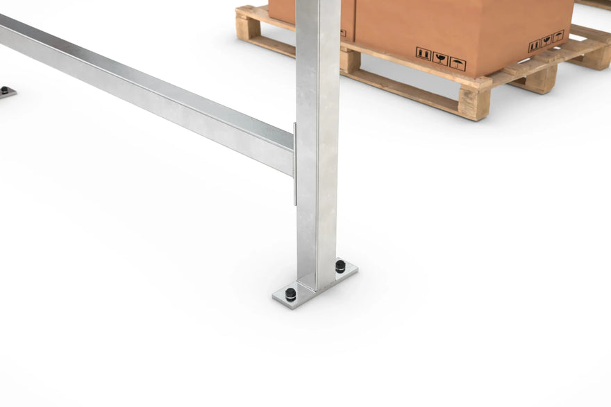 Detailaufnahme verzinkter Metallpfosten und Querträger eines Raucherunterstands auf weißem Hintergrund