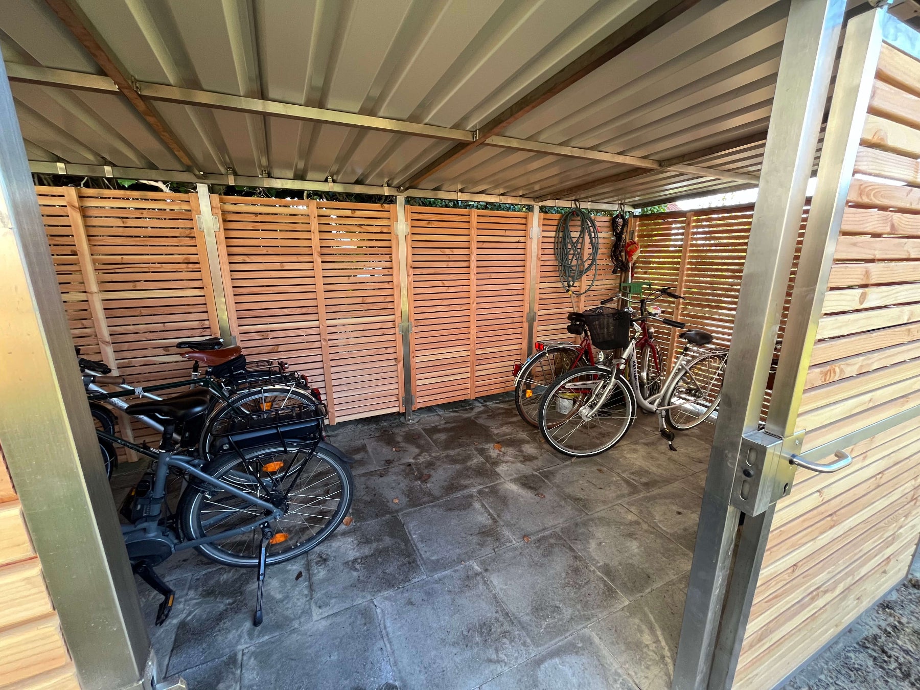 Fahrradhaus, Fahrradgarage Gr. 4 - Holz-Edelstah Referenz Kunde innen