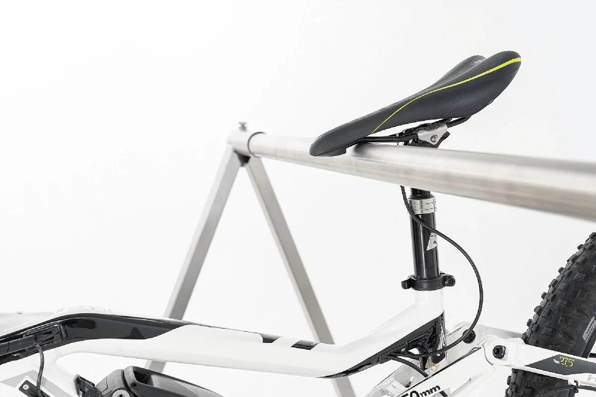 Fahrrad-MTB auf Edelstahl Sattelständer, Detailansicht mit modernem Design