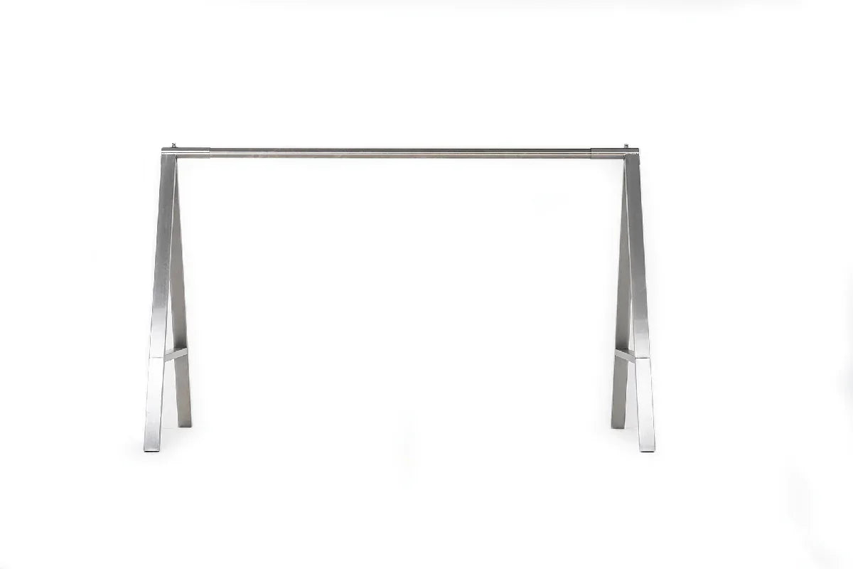 Sattelständer aus Edelstahl für Fahrrad oder MTB, freistehend auf weißem Hintergrund