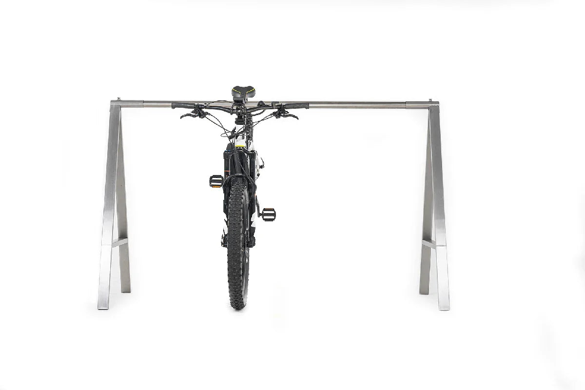 Mountainbike auf Edelstahl Sattelständer, stabile Fahrradhalterung, Studioaufnahme