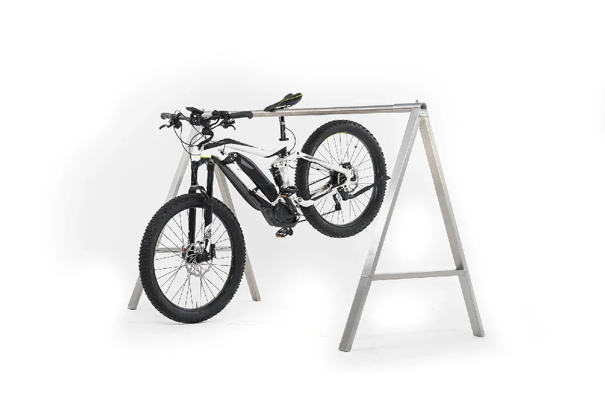 Edelstahl Sattelständer für Mountainbike, stabiles Fahrrad steht auf Metallgestell