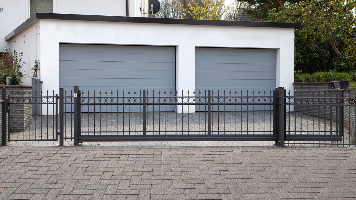 Schiebetor V-STAR Residenzen premium vor einer Doppelgarage