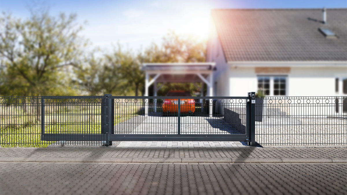 Schiebetor V-Star F60 mit Füllung BARCELONA vor einer Hauseinfahrt mit Carport