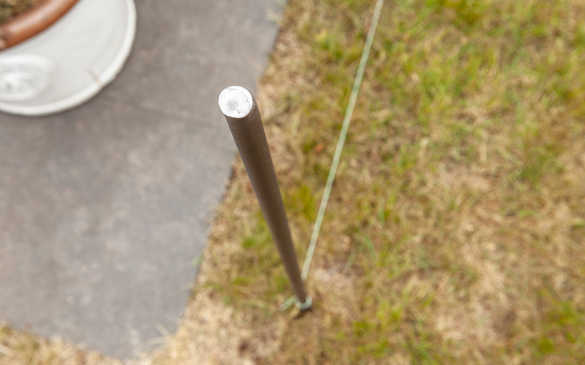 Schnurpfahl mit gespannter Schnur im Garten, Anwendungsbeispiel