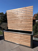 Hochbeet mit Sichtschutz aus Holz und Edelstahl auf Terrasse, modernes Gartenmöbel