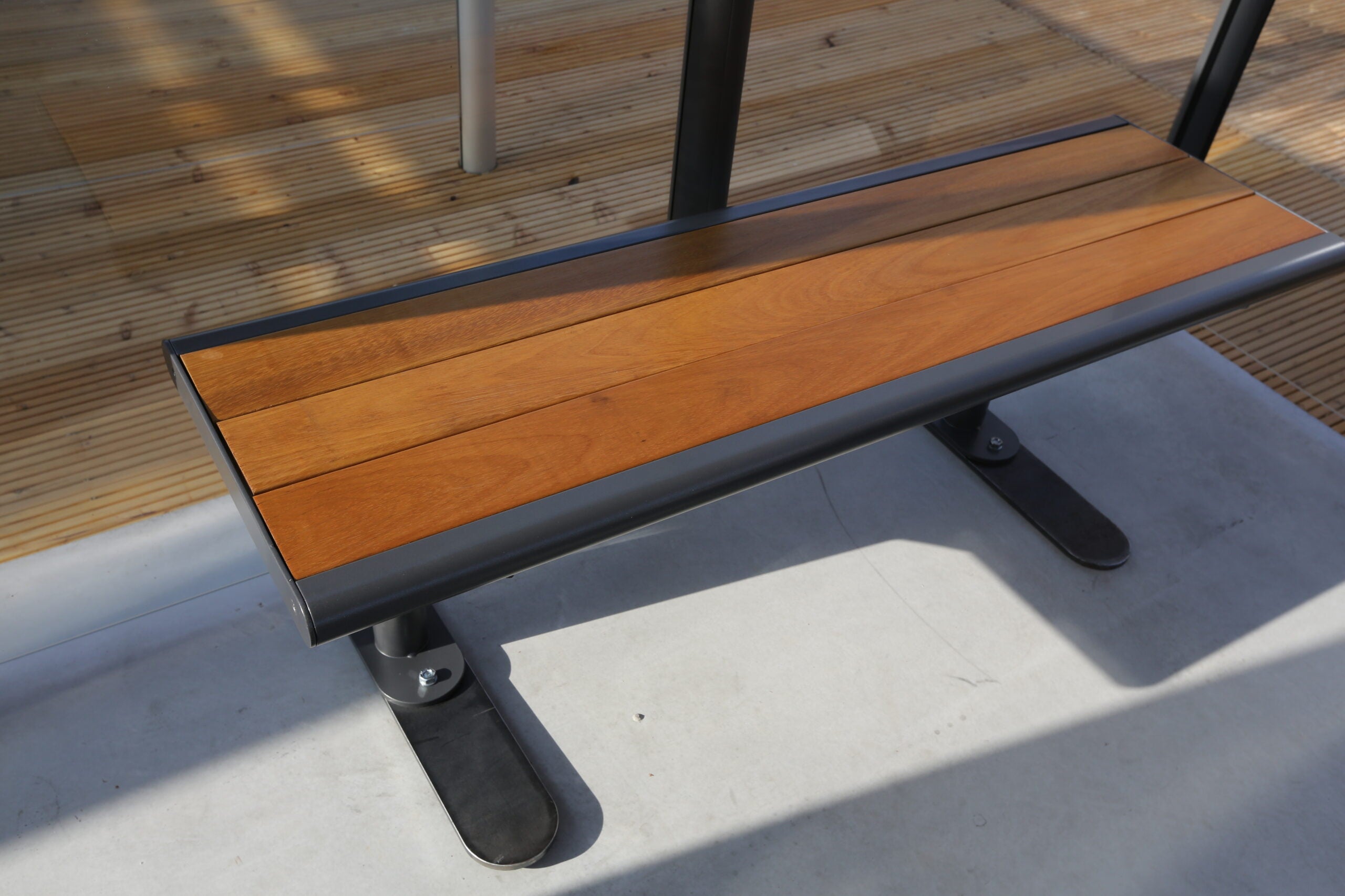 Sitzbank RX 2.0 mit Sitzfläche aus Aluminium in DB 703 in einem Raucherunterstand, 1.200 mm für drei Personen