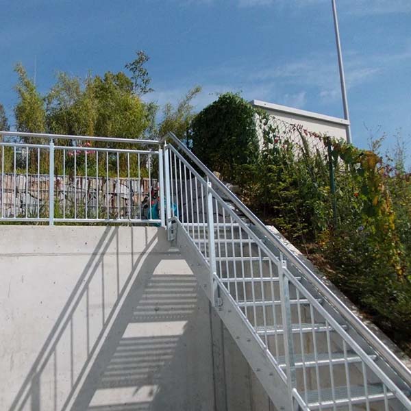 Metalltreppe mit Geländer außen