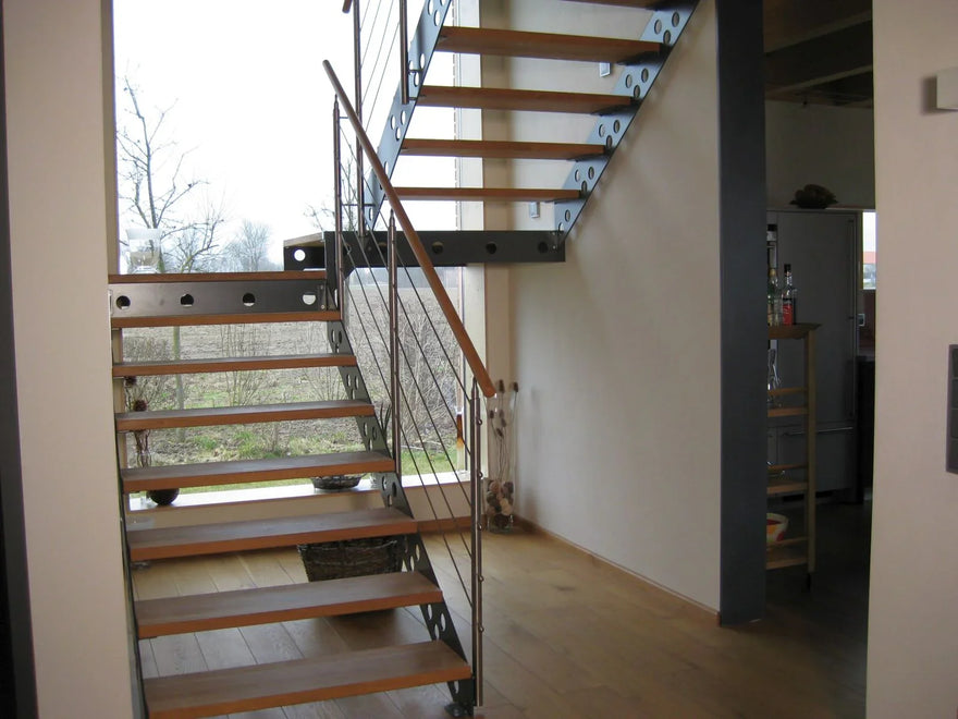 Moderne Innentreppe aus Metall mit Holzstufen und Geländer in hellem Wohnraum
