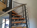 Moderne Innentreppe aus Metall und Holz mit elegantem Geländer, innen verbaut