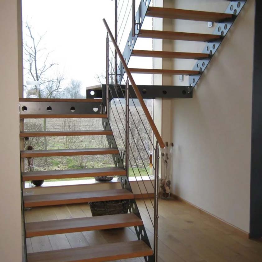 Moderne Metall-Holz-Treppe Innenbereich