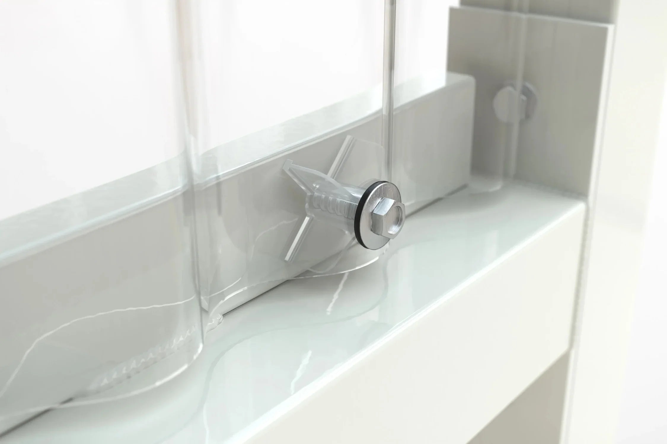 Nahaufnahme der Kalottenschraube mit Dichtscheibe an der Wellpolycarbonat-Wand des Raucherunterstands Jena Maxi RAL 9002 grauweiß