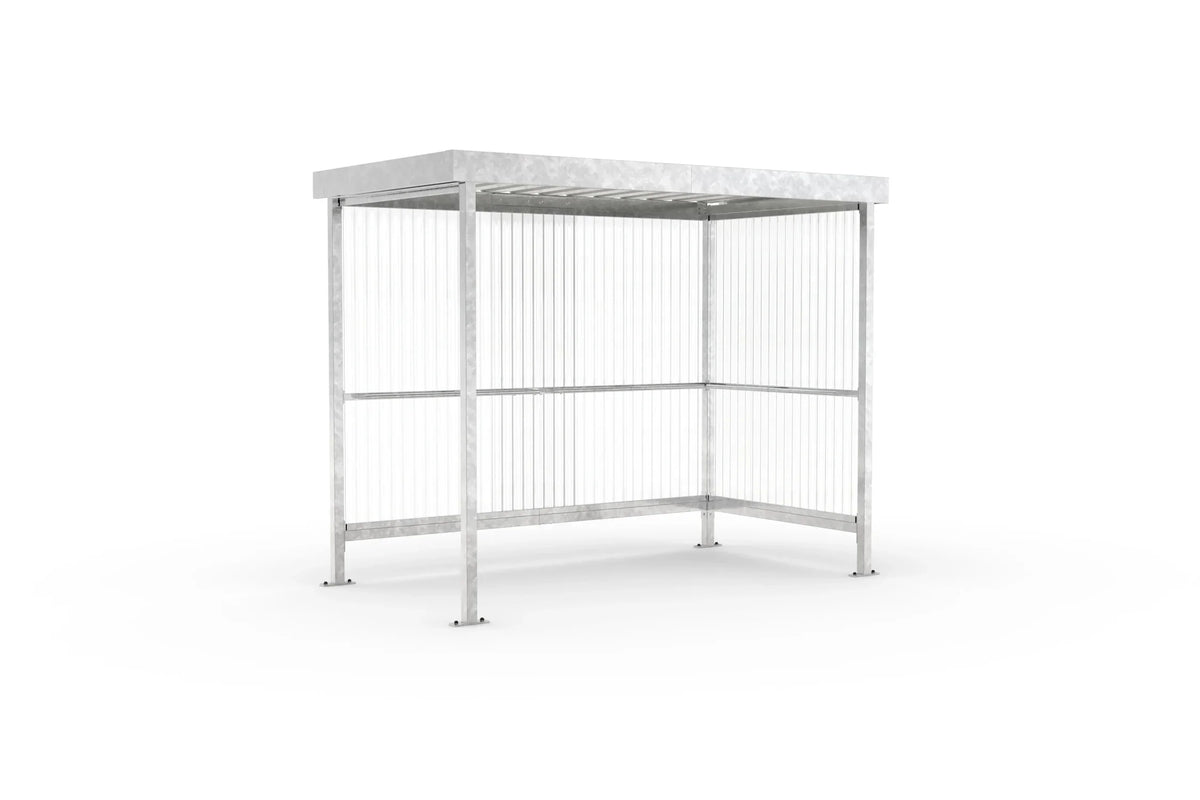 Raucherunterstand Jena Maxi feuerverzinkt in Schrägansicht, 2960 × 1580 mm, Flachdach mit Trapezblech und Wellpolycarbonat-Wänden – Personenüberdachung als Bausatz