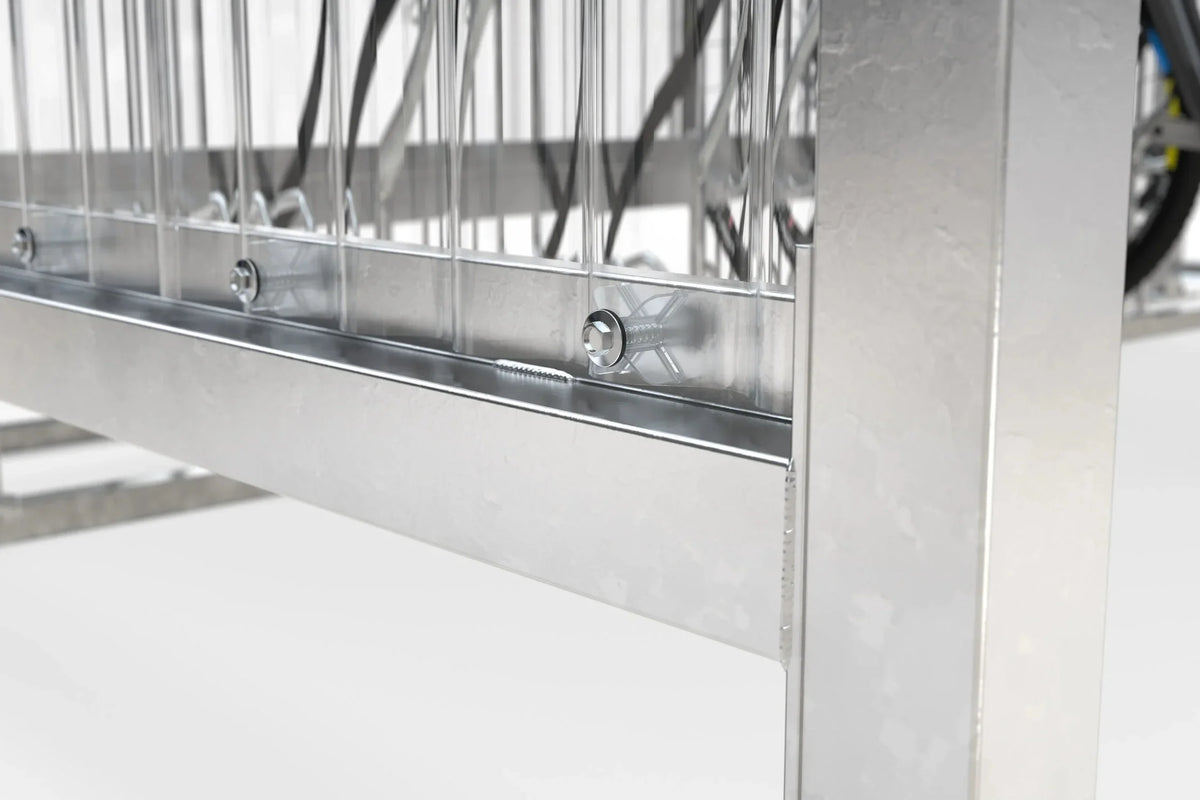 Detail des verschraubten Anlehnbügels an der Wellpolycarbonat-Wand des Raucherunterstands Jena Maxi feuerverzinkt