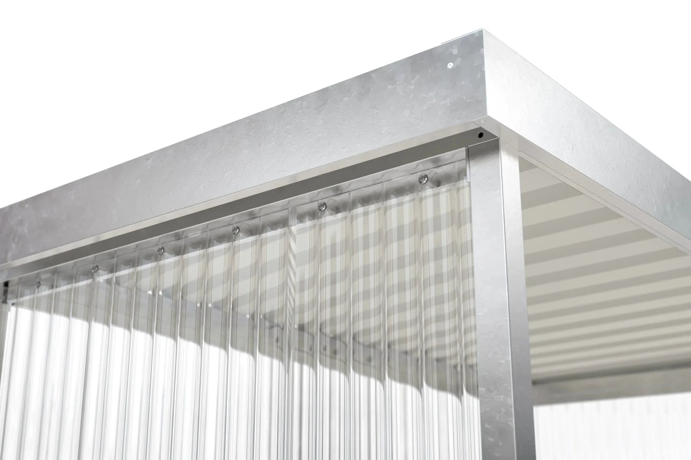 Detailansicht der Dachecke mit umlaufender Dachblende, Trapezblech-Eindeckung und Wellpolycarbonat-Wand am Raucherunterstand Jena Maxi feuerverzinkt