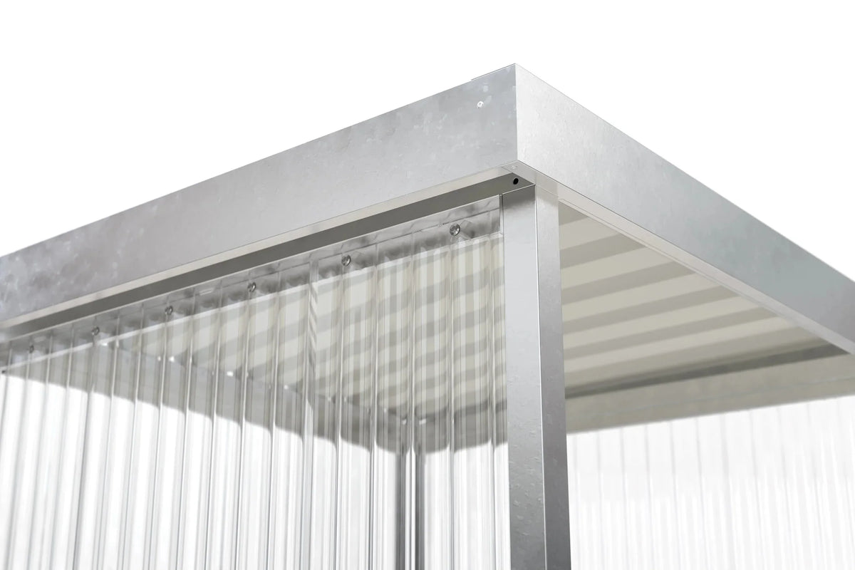Detailansicht der Dachecke mit umlaufender Dachblende, Trapezblech-Eindeckung und Wellpolycarbonat-Wand am Raucherunterstand Jena feuerverzinkt