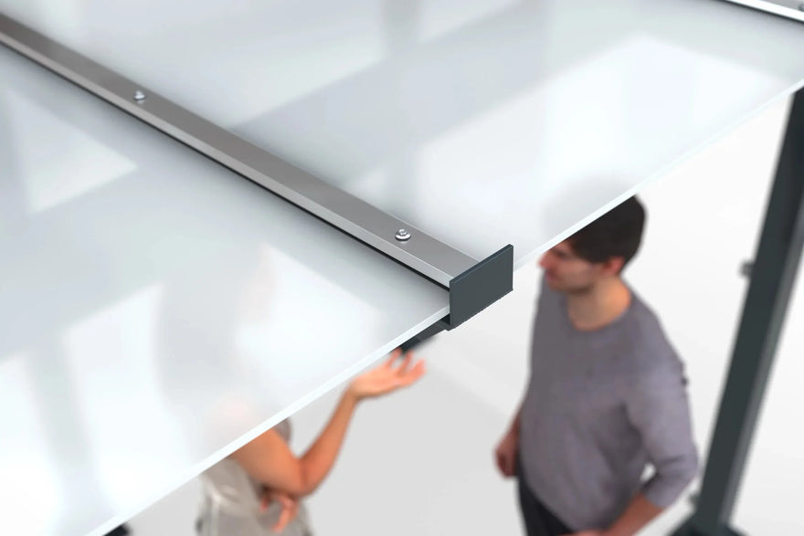 Detail moderner Metall-Unterstand mit Glasdach, Überdachung für Außenbereich